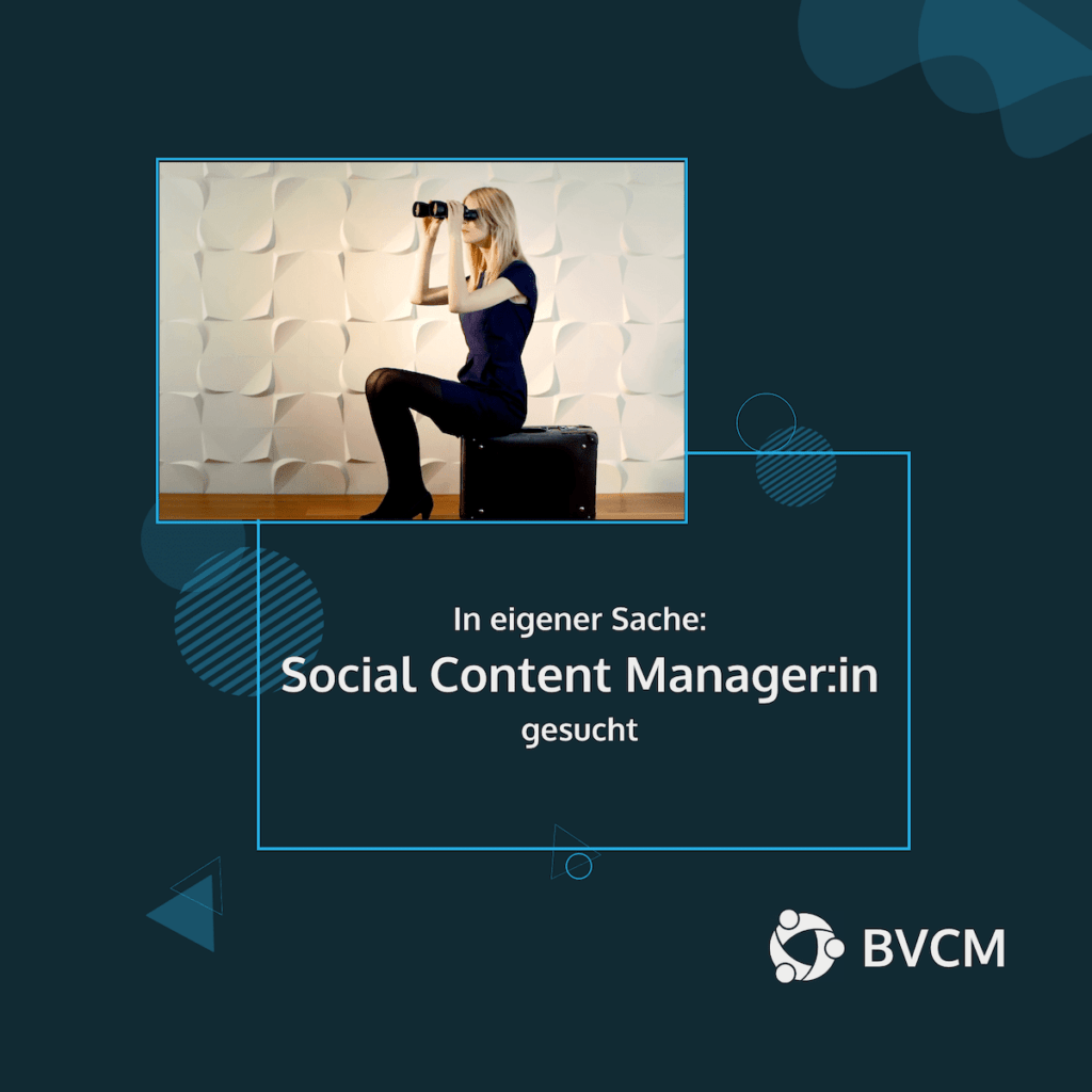 Der BVCM sucht eine:n Social Content Manager:in für sich selbst - Frau sitzend auf einem Koffer mit Fernglas etwas suchend als Bild links oben, Text darunter "in eiegnere Sache: Social Content Manager:in gesucht", unten rechts Logo/Icon des BVCM mit BVCM-Schriftzug.