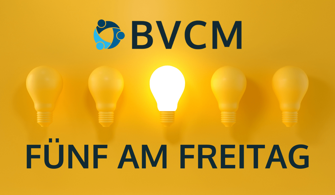 Fünf gelbe Glühbirnen vor einer gelben Wand. Die mittlere Glühbirne leuchtet hell. Darüber steht das Logo des BVCM. Darunter steht der Schriftzug „Fünf am Freitag“.