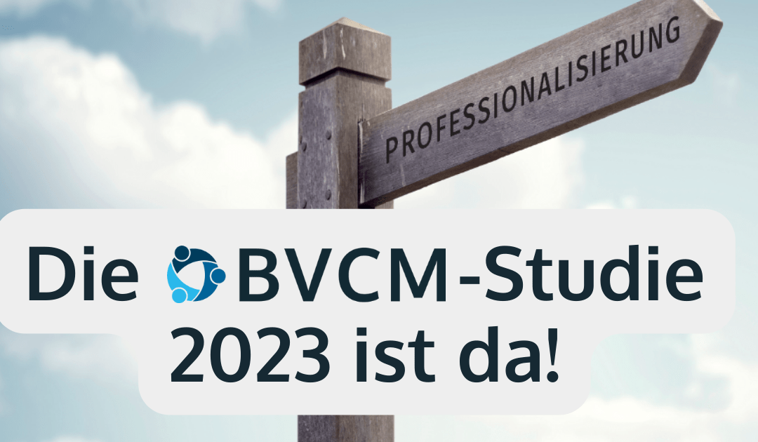 Die BVCM-Studie 2023 ist da! (Im Hintergrund ein Wegweiser, der in Richtung Professionalisierung zeigt.)